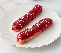 Эклер вишня-корица