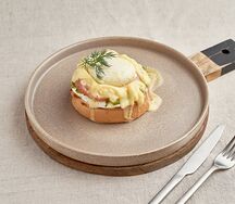 Яйцо Бенедикт с форелью и голландским соусом