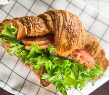 Круасэндвич с лососем