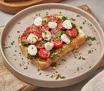 Бриошь с песто, моцареллой и томатами черри