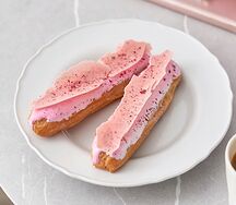 Эклер клубничный