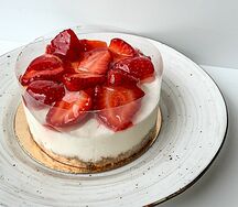 Чизкейк с клубничным тартаром