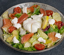 Салат с форелью и яйцом пашот