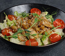 Теплый салат с курицей и грибами