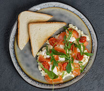 Черри-скрэмбл с форелью и руколой