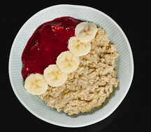 Овсяная каша с ягодным пюре и бананом