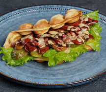 Вафля с говяжьими колбасками в медовом соусе