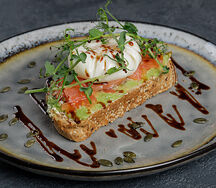 Авокадо-тост с лососем и яйцом пашот