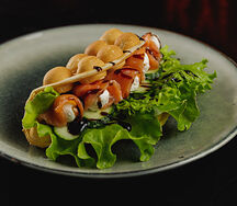 Вафля с лососем гравлакс и творожным сыром