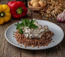 Печень куриная в сливочном соусе с гречей