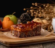 Брауни c карамелью и орехами