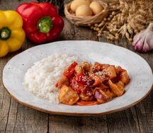 Цыпленок в кисло-сладком соусе с рисом