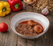 Тефтели в томатном соусе с гречей