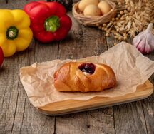 Булочка с творогом и вишней