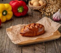 Пирожок с луком и яйцом