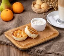 Сырники с изюмом и сметаной