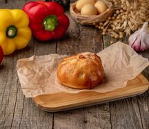 Булочка с яблоком и корицей