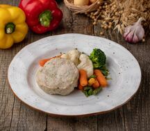 Куриный биточек с брокколи с овощами на пару