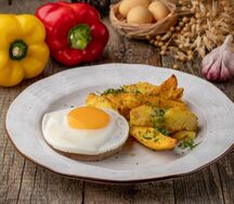 Бифштекс говяжий с яйцом с запеченным картофелем