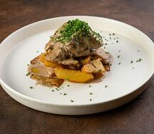 Язык в трюфельном соусе с жареным картофелем