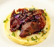 Телячьи щечки с картофельным пюре