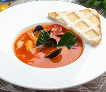 Томатный суп с морепродуктами, имбирем и листьями лайма