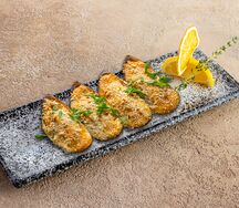 Мидии, запеченные под острым соусом с чесноком и зелёным луком