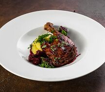 Утиная ножка конфи с пюре и пьяной вишней