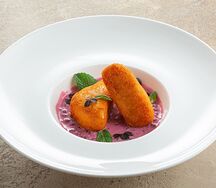 Сырники с брусничным вареньем