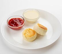 Сырники со сгущенным молоком и клубничным джемом