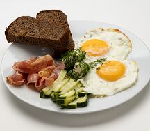 Континентальный завтрак с беконом