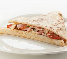 Блин с ветчиной, сыром и помидорами