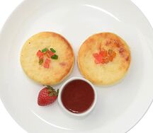 Творожная запеканка с клубнично-медовым соусом