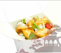 Вок лосось с рисом и овощами по-пекински