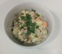 Салат Оливье с колбасой