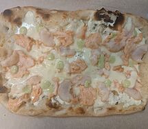 Римская пицца с креветками и лососем