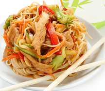 Яичная лапша Xl с овощами, курицей и острым соусом