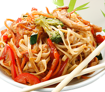 Удон Xl с овощами, курицей и слабоострым соусом