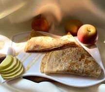 Блины с яблочком и корицей