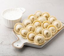 Пельмени ручной работы с говядиной и сметанным соусом