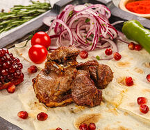 Шашлык из ягненка (подается с маринованным луком)