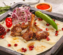 Шашлык из бараньей корейки (подается с маринованным луком)