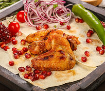 Куриные крылышки на углях (подается с маринованным луком)