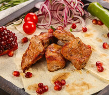 Шашлык из cвинoй шейки (подается с маринованным луком)