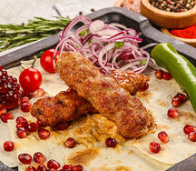 Люля-кебаб из курицы (подается с маринованным луком)