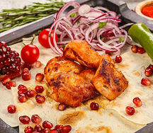 Куриное филе на углях (подается с маринованным луком)