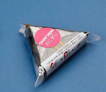 Онигири с лососем спайси и авокадо