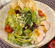 Салат с куриным филе, голубым сыром и соусом манго