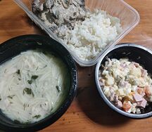 Обед с куриным супом, оливье и печенью с рисом