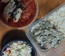 Обед с борщом, печенью с рисом и салатом оливье